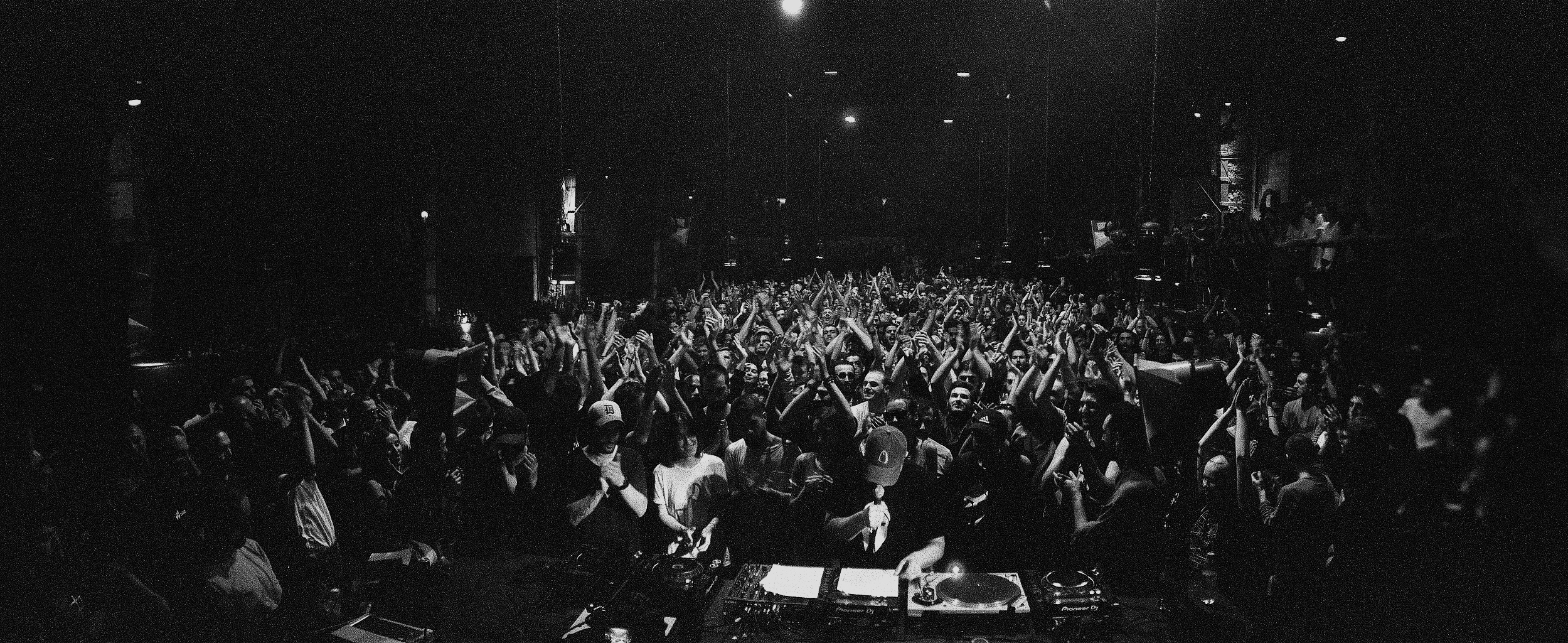 Full Width 000096770012_A.jpg